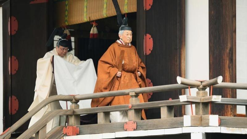 إمبراطور اليابان يتنازل عن عرشه بعد 30 عاما من الحكم